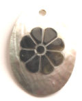 Blacklip oval w/ flower emboss wholesale pendant