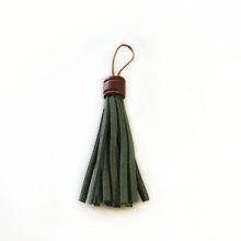 wholesale Tassel Suede with wooden tube olive green 10x60mm